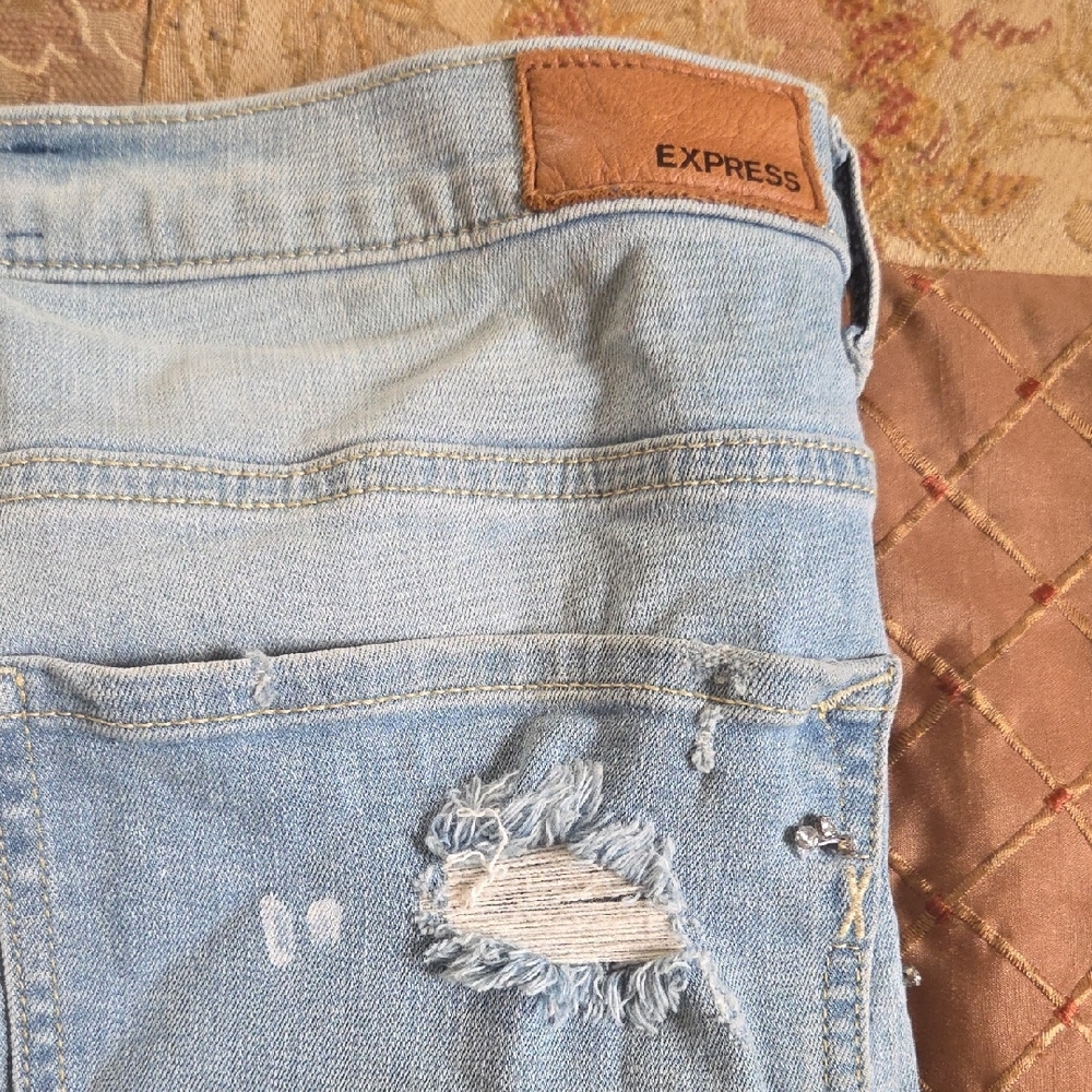 Trendy Distressed Women's Boyfriend Jeans - Picture 4 of 7